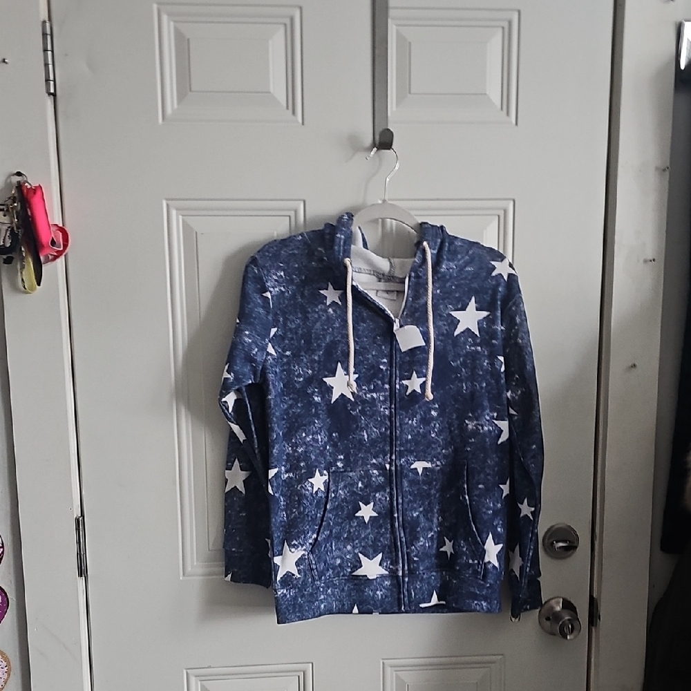 Blue Sweatshirt with Star Pattern and Zip Closure